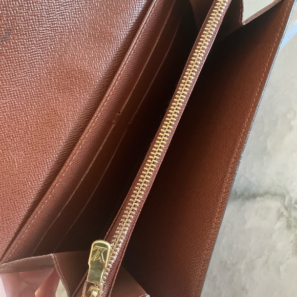 Sold Beautiful Louis Vuitton Monogram Sarah Wallet - Picture 6 of 12